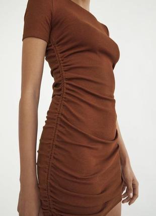 Сукня коричнева zara в рубчик зі зборкою s коротка міні2 фото