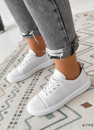 Стильні білі жіночі кеди/кросівки з перфорацією шкіряні/шкіра-жіноче взуття на літо