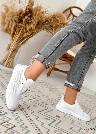 Стильні білі жіночі кеди/кросівки з перфорацією шкіряні/шкіра-жіноче взуття на літо