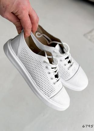 Стильні білі жіночі кеди/кросівки з перфорацією шкіряні/шкіра-жіноче взуття на літо