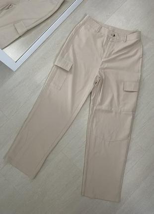 Бежевые брюки с карманами карго shein