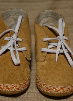Чудесные замшевые ботиночки-дезерты песочного цвета clarks англия 31 р
