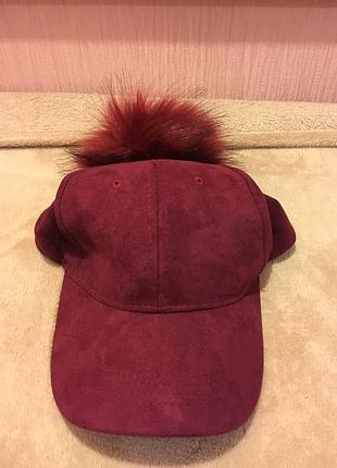 Замшевая кепка с бубончиком