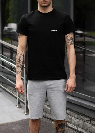 Чоловіча чорна футболка з принтом "bench"