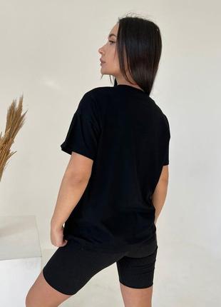 Черная футболка оверсайз с цветным принтом3 фото