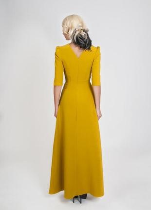 Ефектне плаття-максі гірчичного кольору9 фото