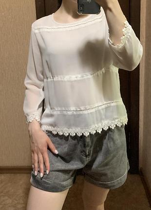 Белая полупрозрачная блуза с кружевом mango