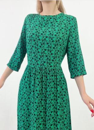Зеленое платье в цветочный принт1 фото