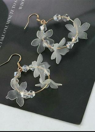 Сережки білі кільця скляні квіти прозорі квіти ⚪️🌼.4 фото