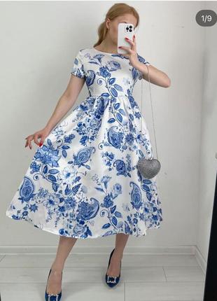 Біле плаття з блакитним квітковим принтом