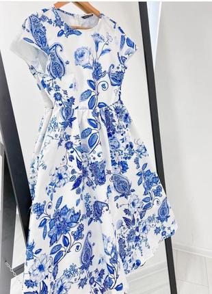 Белое платье с голубым цветочным принтом6 фото