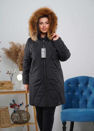 Женская зимняя черная теплая куртка с натуральным мехом енота