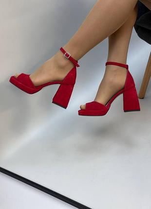 Красные замшевые босоножки на массивном каблуке