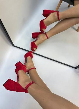 Красные замшевые босоножки на массивном каблуке