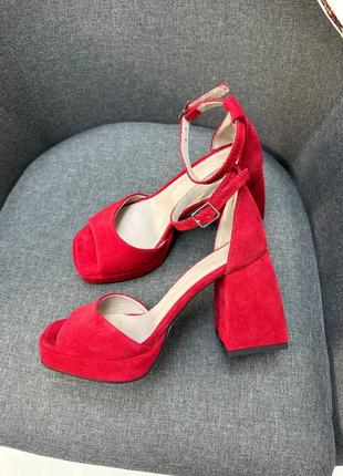 Красные замшевые босоножки на массивном каблуке