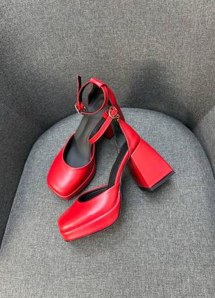 Червоні шкіряні туфлі на масивному каблуку багато кольорів