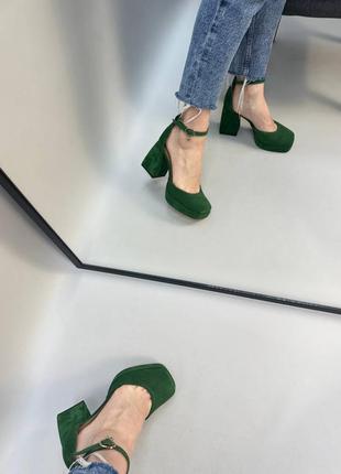 Зелені замшеві босоніжки туфлі на масивному каблуку5 фото