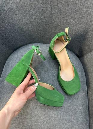 Зеленые замшевые босоножки туфли на массивном каблуке
