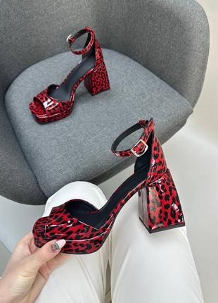 Яркие красные леопардовые лаковые босоножки на массивном каблуке + сумочка2 фото
