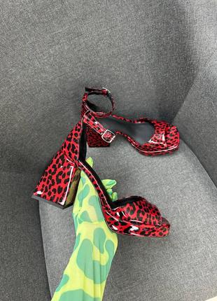 Яркие красные леопардовые лаковые босоножки на массивном каблуке + сумочка4 фото