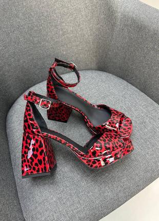 Яркие красные леопардовые лаковые босоножки на массивном каблуке + сумочка3 фото