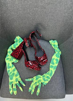 Яркие красные леопардовые лаковые босоножки на массивном каблуке + сумочка6 фото