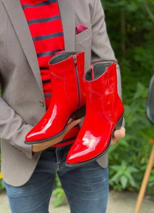 Яркие красные лаковые сапоги ботинки козаки средней высоты8 фото