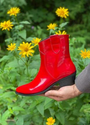 Яркие красные лаковые сапоги ботинки козаки средней высоты9 фото