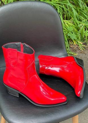 Яркие красные лаковые сапоги ботинки козаки средней высоты2 фото