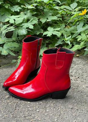 Яркие красные лаковые сапоги ботинки козаки средней высоты5 фото