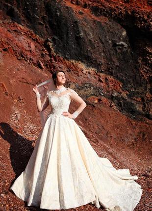 Весельное платье, платье со шлейфом