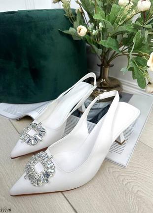 Туфли босоножки с закрытым носком с камнями на устройчивом низком каблуке белые свадебные