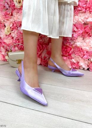 Туфлі босоніжки з закрытым носком атлас шовк прада на низькому каблуці фіолетові