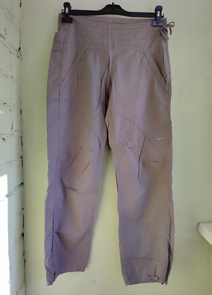 Оригінальні спортивні брюки від бренду nike studio