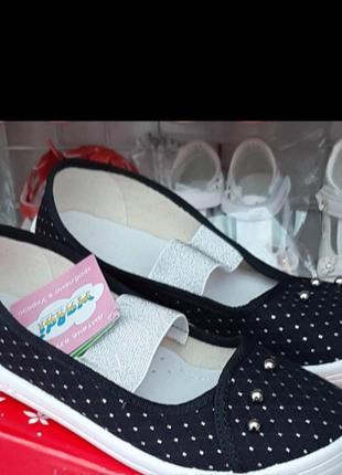 Тапочки, туфельки, мокасины для девочки черные узенькие на резинке1 фото