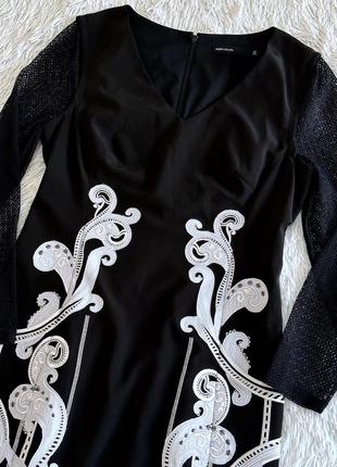 Стильное черное платье karen millen с белым орнаментом10 фото