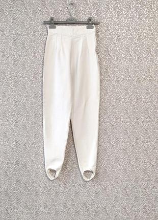 Ciro esposito белые стретчевые брюки со штрипками1 фото