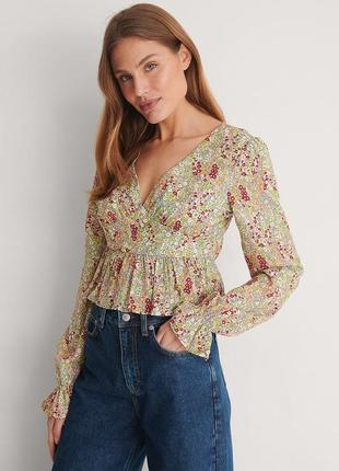 Блуза з квітковим принтом від бренду na-kd.