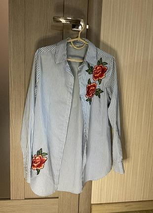 Стильна жіноча сорочка в трендову полоску з вишивкою