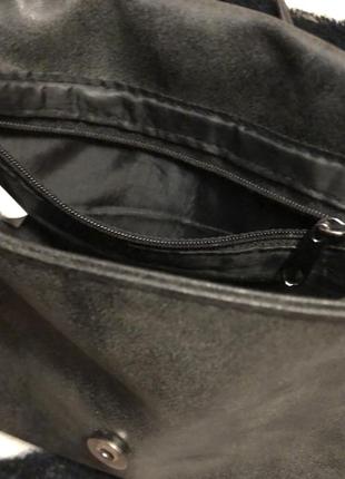 Черная кожаная сумочка с ремешком через плечо с кармашками3 фото