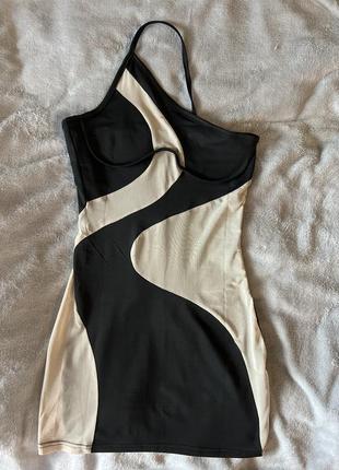 Платье короткое чёрное с вставками из бежевой сетки на одно плечо. носится без бюстгальтера9 фото
