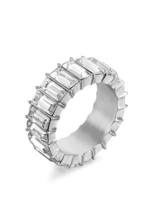 Массивное женское кольцо с яркими сияющими прозрачными камешками серебристого цвета (16)