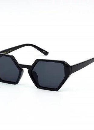 Очки женские солнцезащитные  черного цвета кошачий глаз с углами