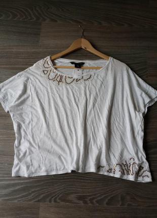 Белая коттоновая футболка топ оверсайз, украшенная сеточкой, бисером и пайетками3 фото
