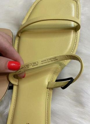 Стильные женские шлепанцы zara с квадратным носком цвет желтый натуральная кожа плоские размер 37 (24 см)6 фото