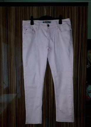Светло-розовые летние стрейчевые укороченные джинсы