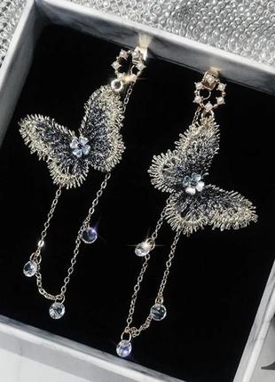 Сережки жіночі висячі золотисто-чорні з камінням перлами у формі метеликів стиль романтичний1 фото