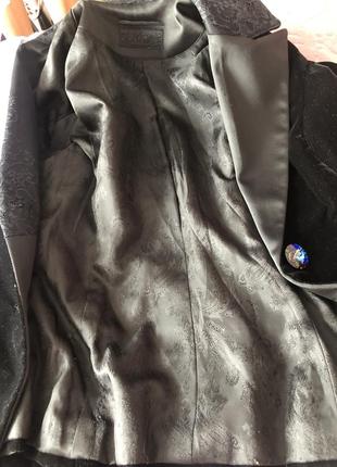 Черный велюровый оригинальный дизайнерский жакет пиджак с пуговицами swarovski5 фото