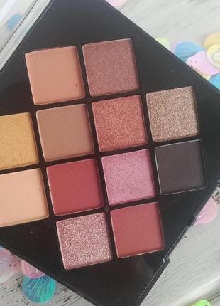Палитра теней huda beauty eyeshadow color palette