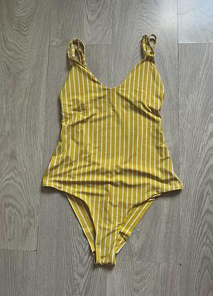 Яркий слитный купальник в бело желтую полоску